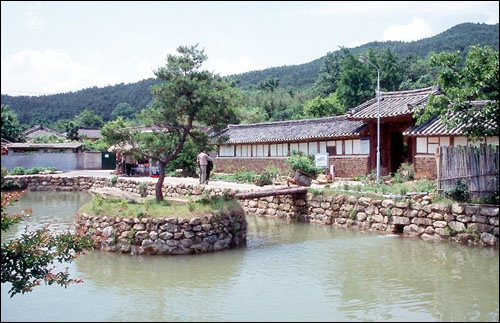 100여 칸의 대저택이었으나 현재 73칸이 남아 있는 운조루 